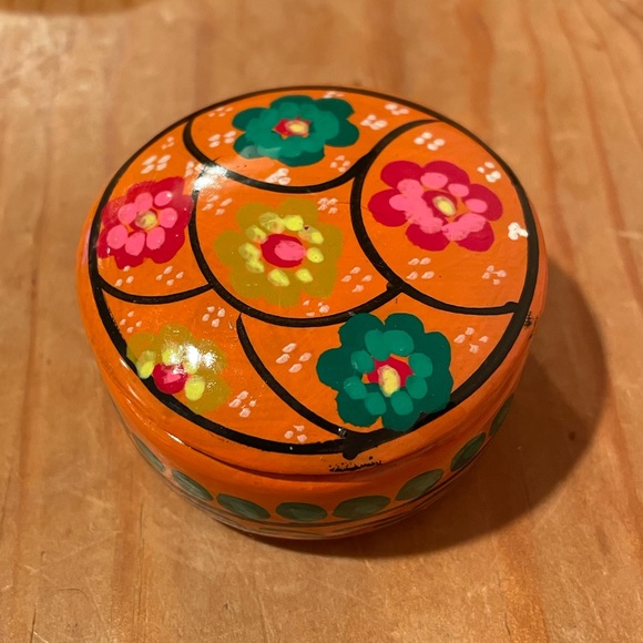 Small hand painted ceramic box - Picture 2 of 3